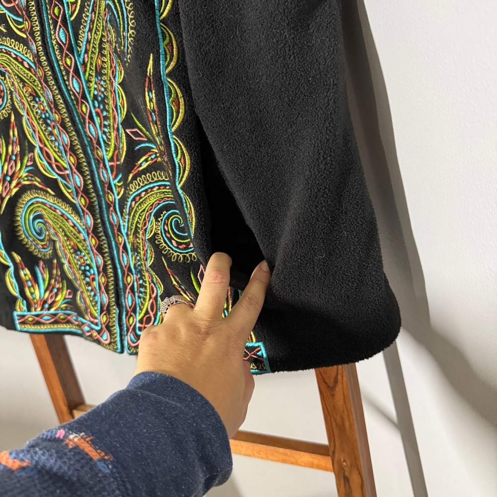 Bob Mackie Wearable Art 1X Black Paisley Embroidered Fleece Full Zip Vest - Picture 2 of 9